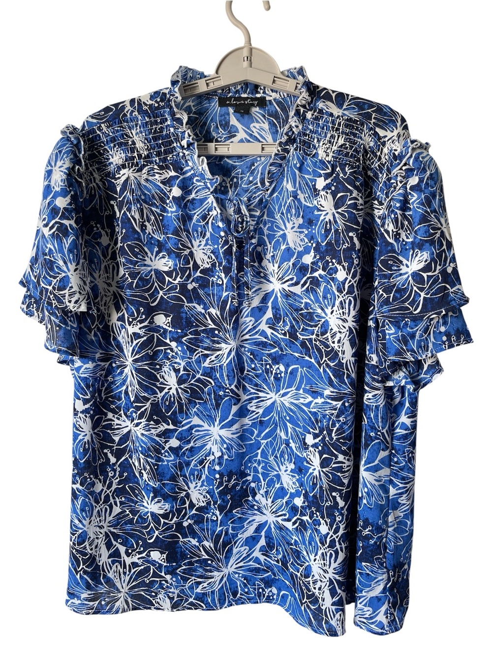 A Love Story Smocking Shoulders Blouse Royal Blue And White Floral Pattern Sz 3X